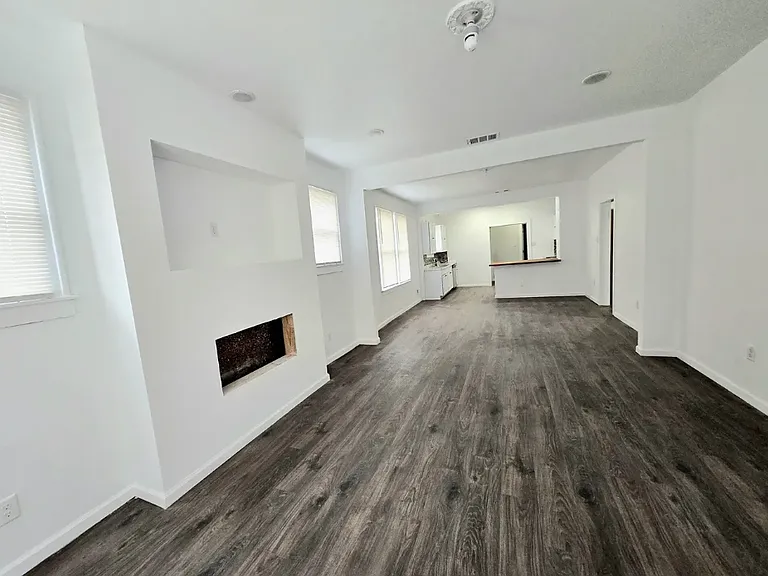 2623 W Houston St — Photo 9
