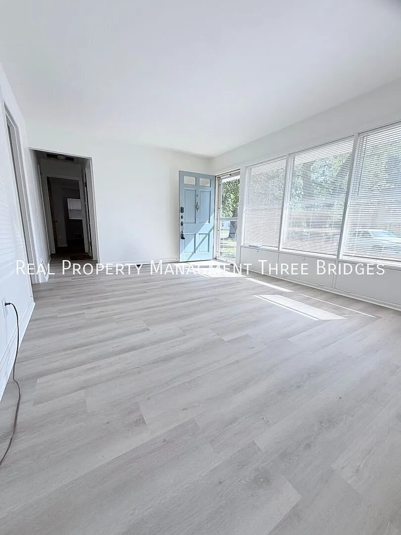 Beautiful Home in Quiet Florissant Neighborhood — Photo 1