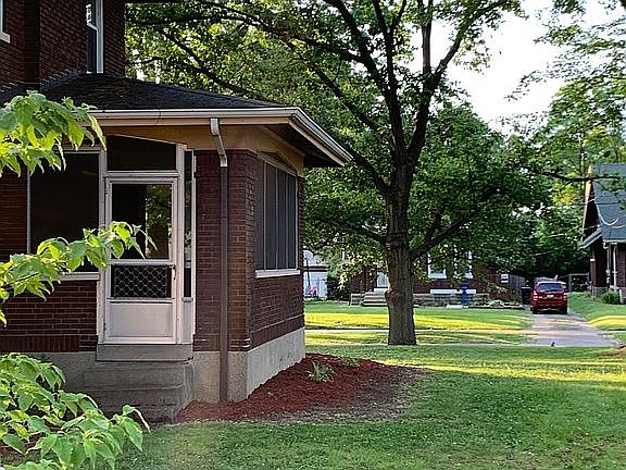screened right side porch