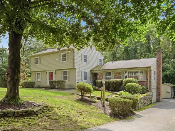 32 Bishop Dr, Cumberland, RI 02864