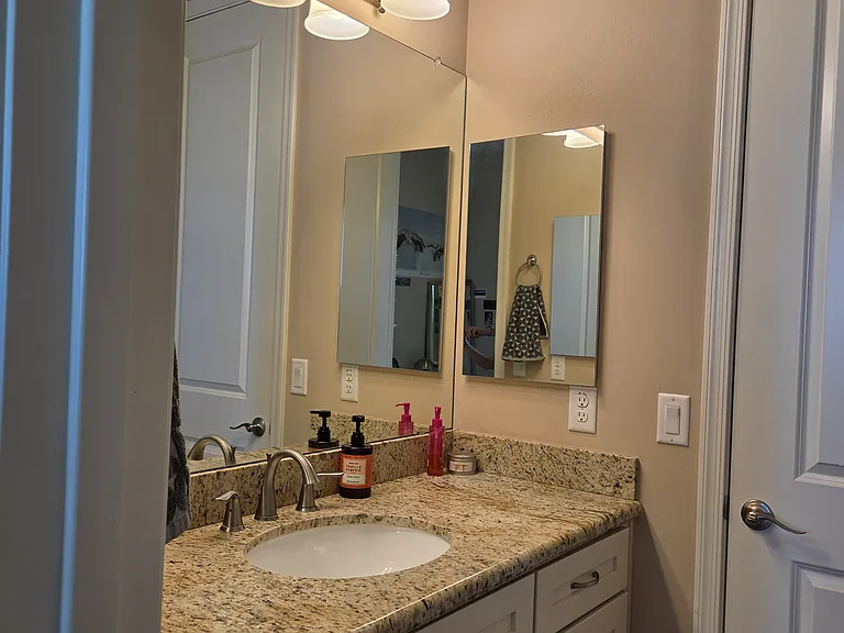 jack & Jill bathrooms between 2 bedrooms upstairs