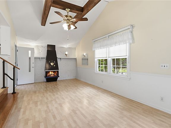 5th image of 27 Meadow View Dr