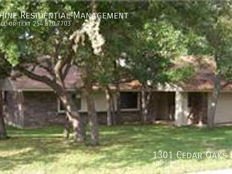 1301 Cedar Oaks Ln — Photo 1