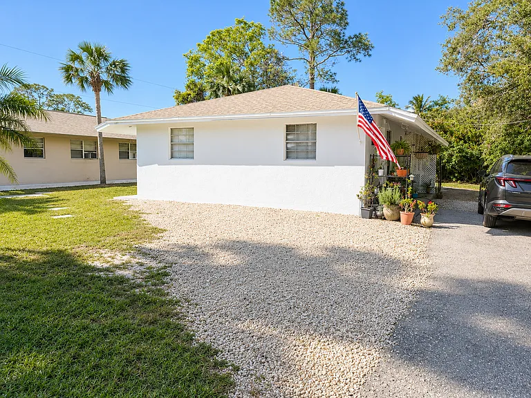 820 Central Dr — Photo 1
