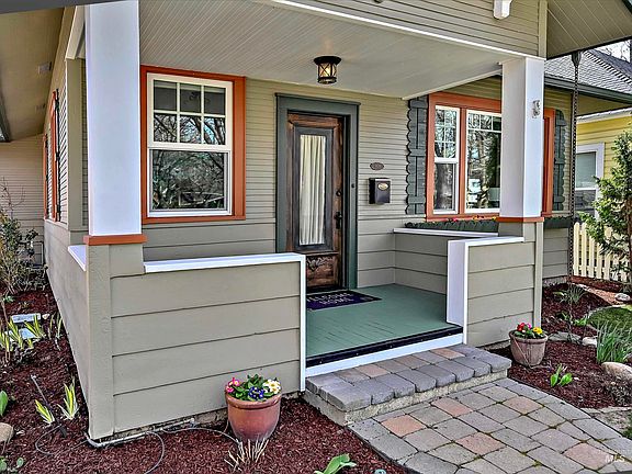 3rd image of 909 W Resseguie St