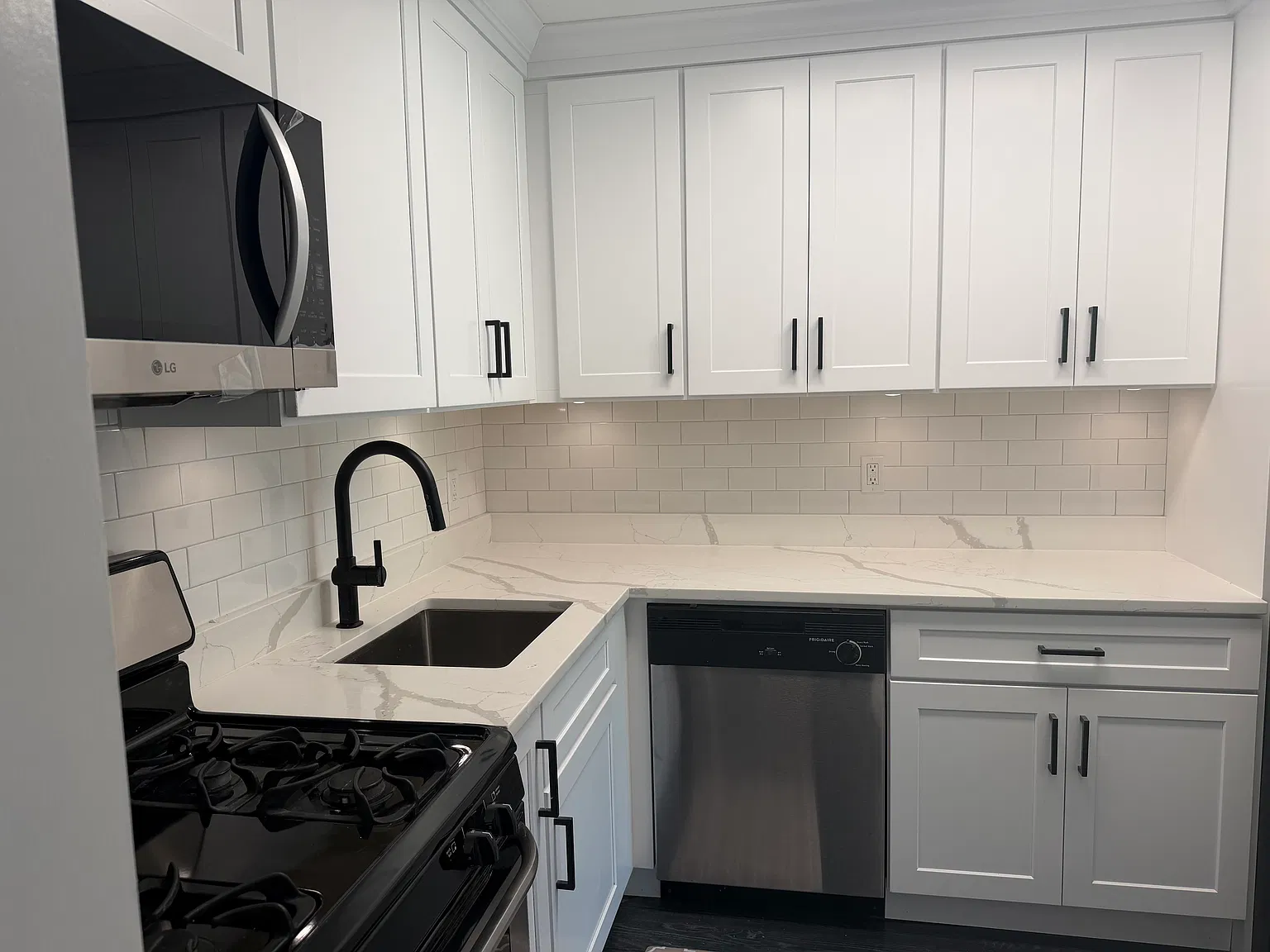 1 bed, 920 sqft, $2,700 — Photo 2