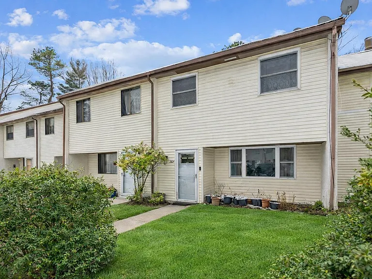 2604 Dogwood Ct — Photo 1