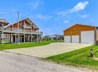 950 Seadrift Dr, Crystal Beach, TX 77650