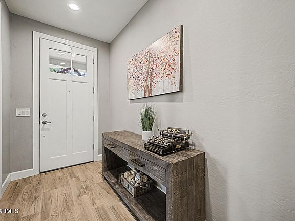 3rd image of 935 W GRAND CANYON Drive