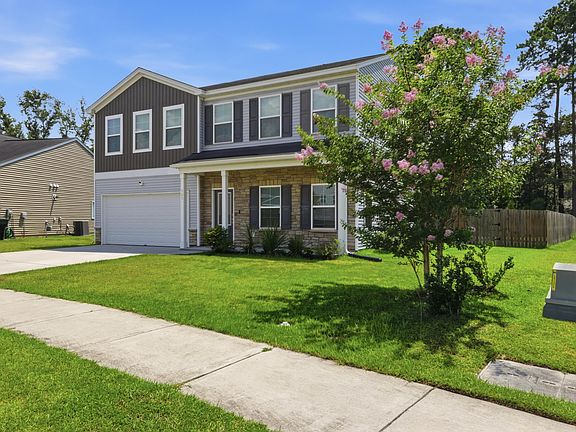 3rd image of 165 Clydesdale Cir