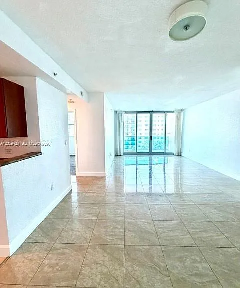 7501 E Treasure Dr #5H — Photo 2