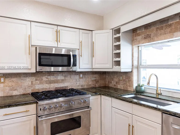 5321 Lincoln St — Photo 11