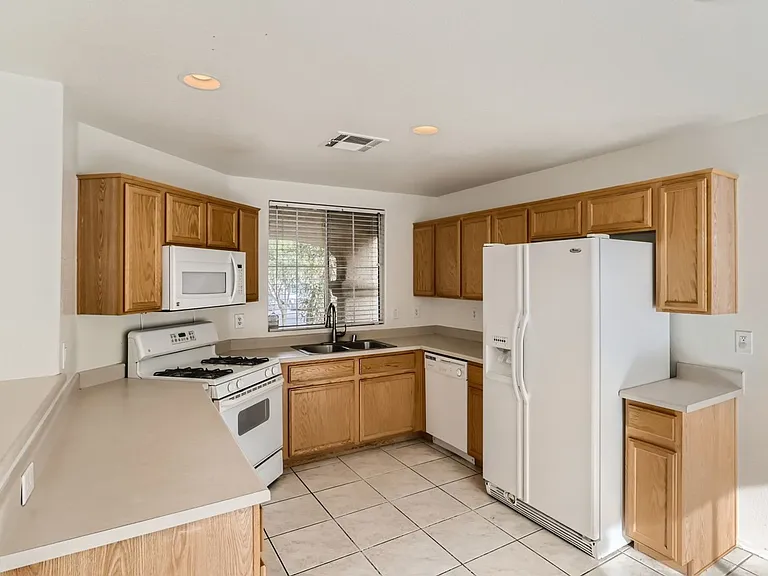 2537 Begonia Valley Ave — Photo 5