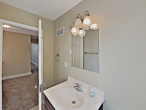 4th image of 1631 N Oak Park Ave