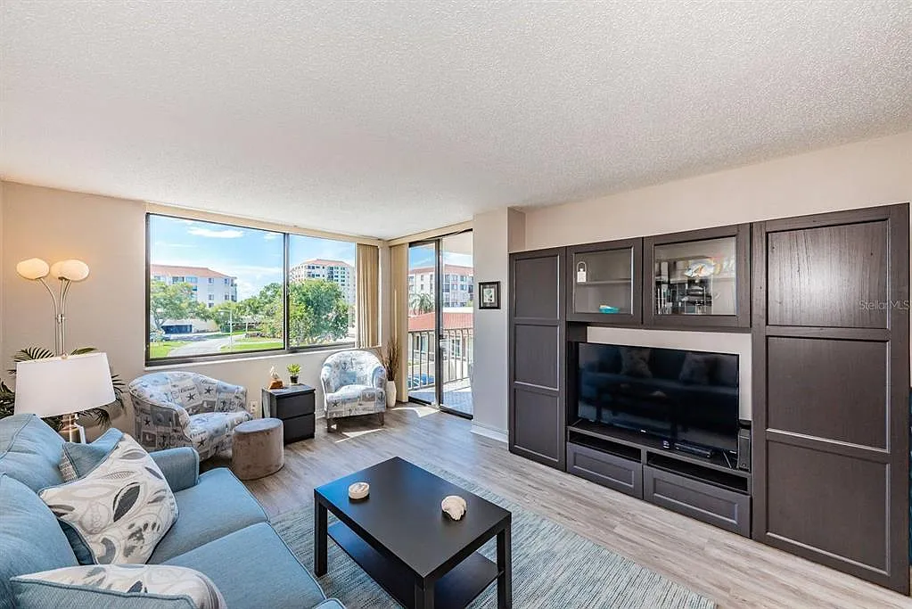 1 bed, 1.5 bath, 780 sqft, $1,990 — Photo 2