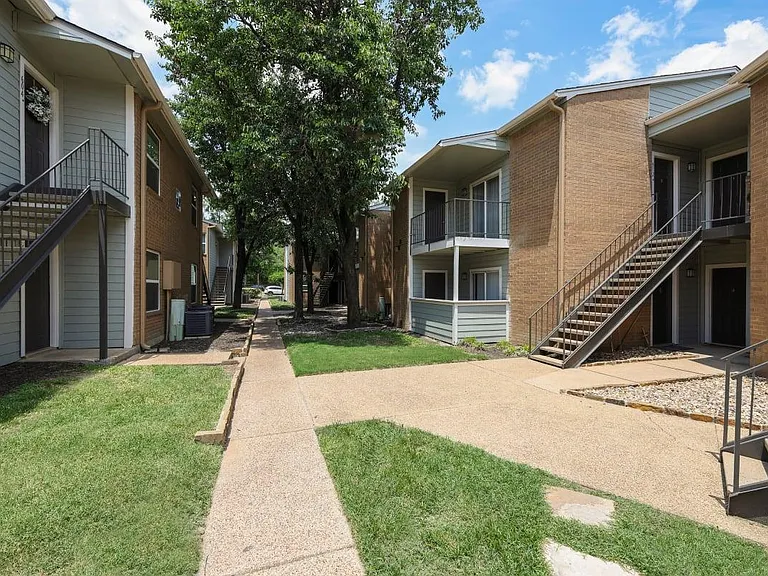 Deerwood Apartments — Photo 11