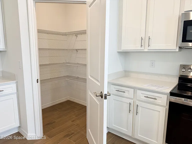 917 Castleford Ave NE — Photo 4