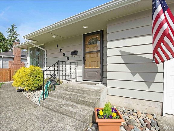 Well maintained landscaping plus extra porch lighting.