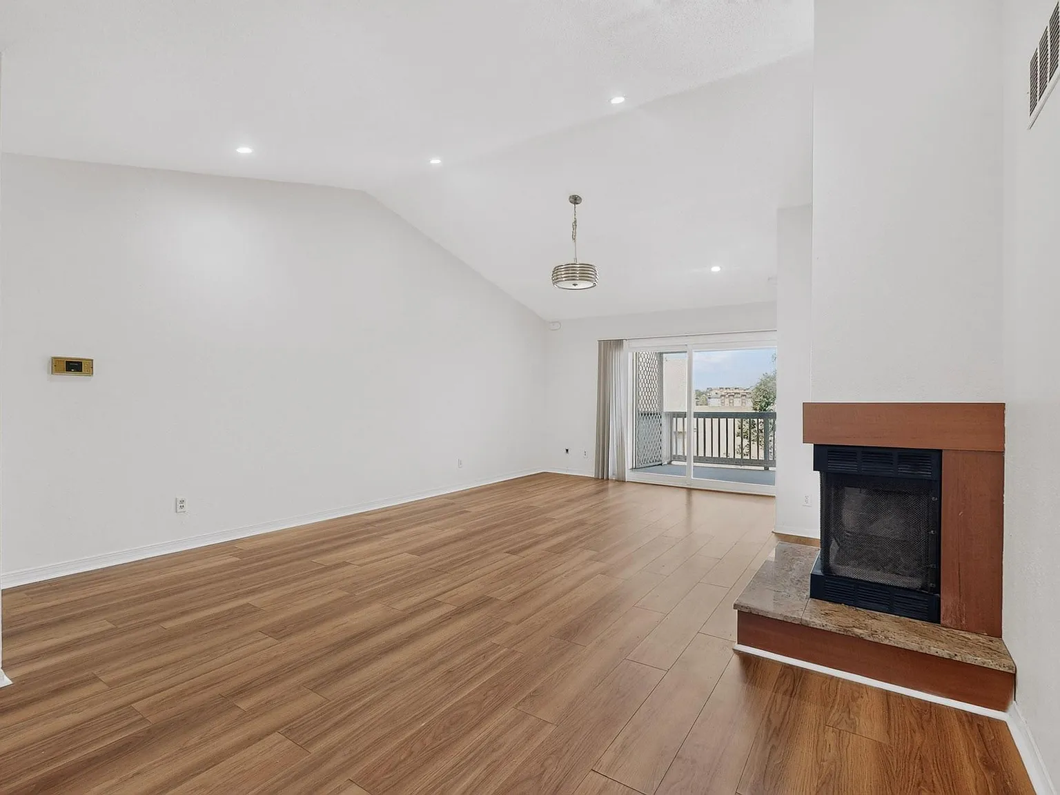 2 bed, 2.0 bath, 1060 sqft, $1,700 — Photo 3