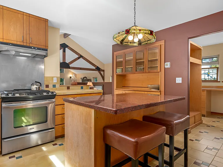 516 NE 20th Pl — Photo 1