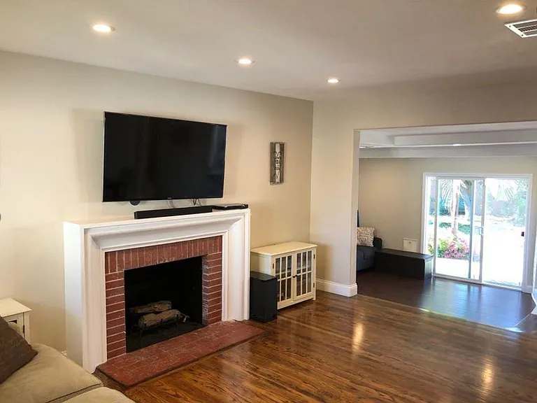 1021 W Acacia Ave — Photo 5