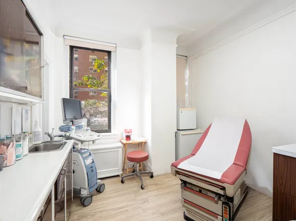 1160 Park Avenue image 2 of 7