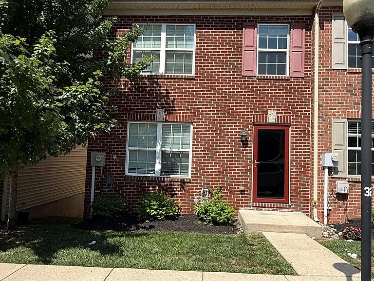 135 S Charlotte St — Photo 1