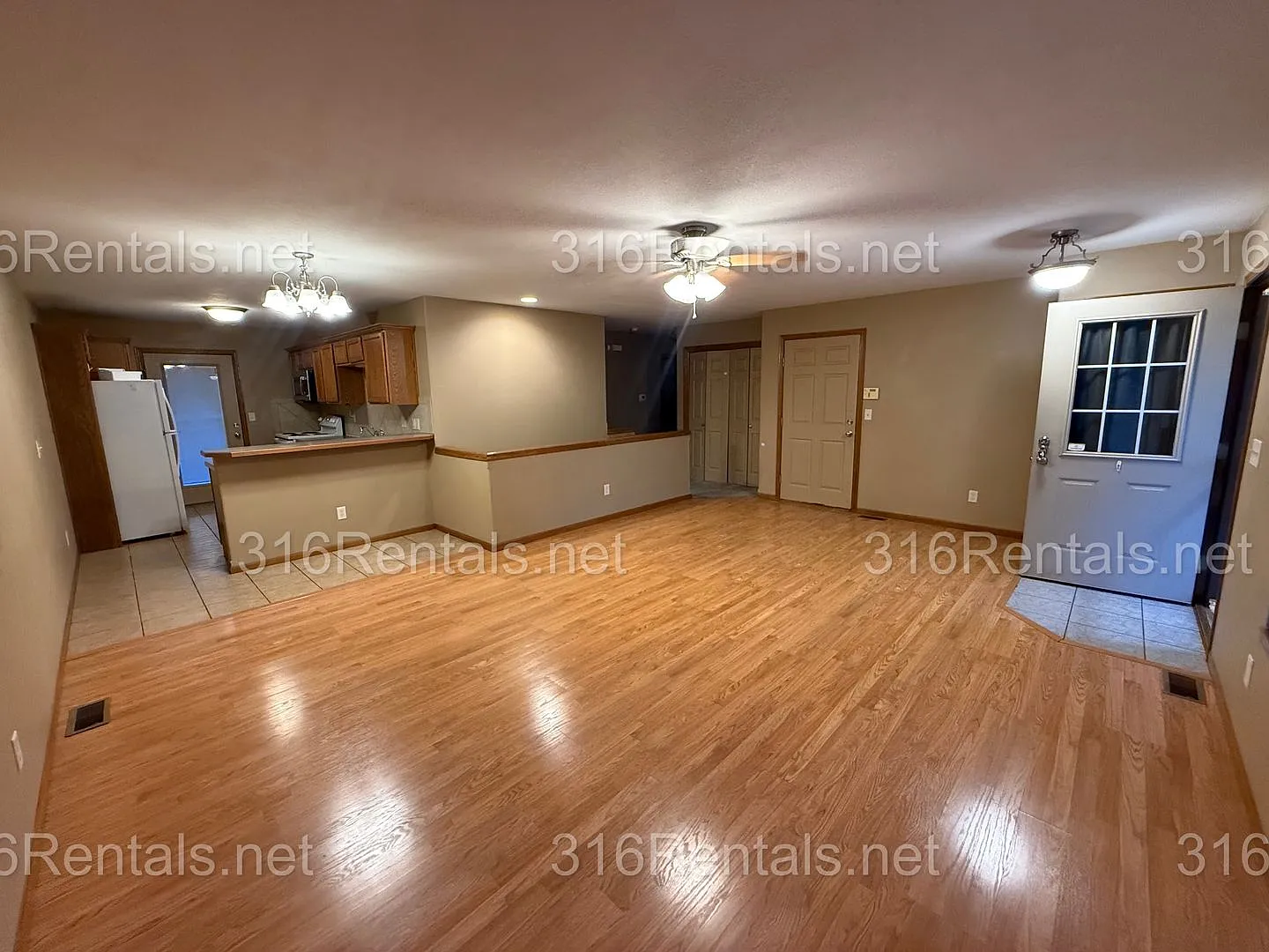 $1650 **Coming Soon** - 3 Bedroom / 3 Bathroom - Beautiful Duplex In Andover — Photo 4