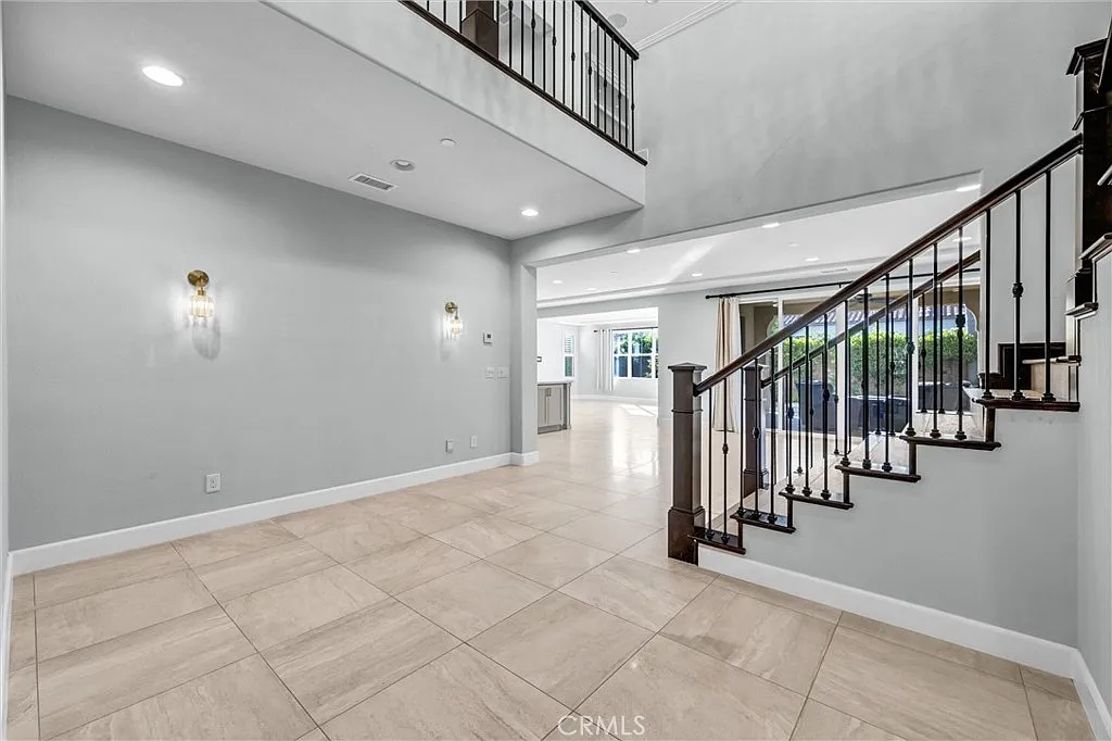 4 bed, 4.5 bath, 3940 sqft, $8,500 — Photo 3