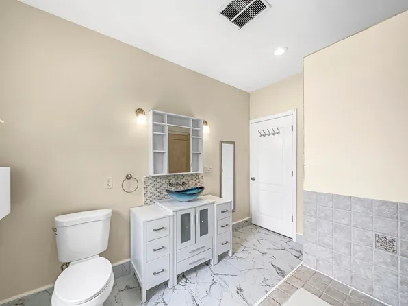 240 Clendenny Avenue image 34 of 40