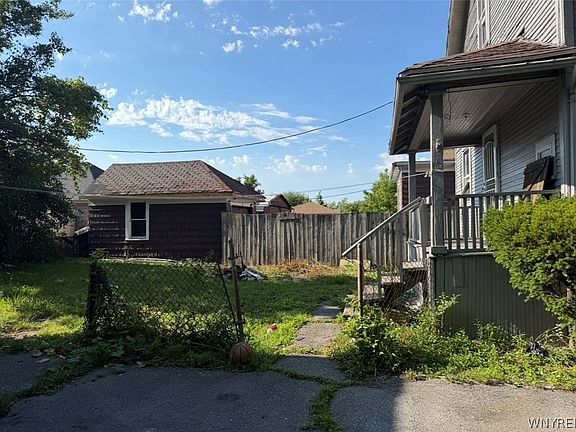 4th image of 14 Thatcher Ave