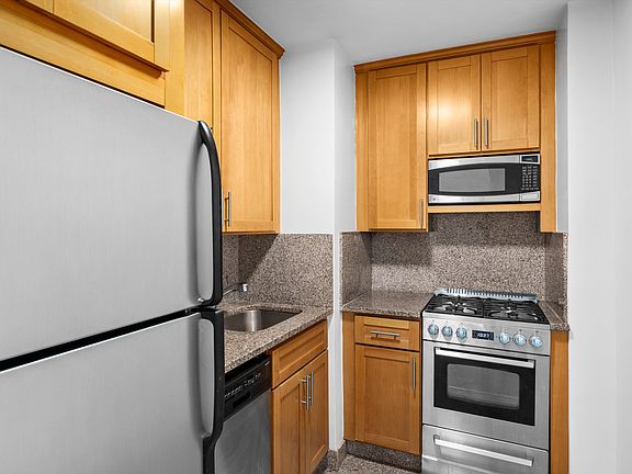 5th image of 320 E 23rd St APT 9G