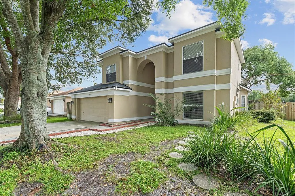 4 bed, 2.5 bath, 2487 sqft, $3,200 — Photo 3