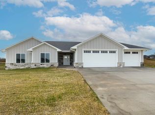 8222 Hugo Dr, Peosta, IA 52068