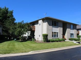 470 Westwood Ct APT B, Crystal Lake, IL 60014