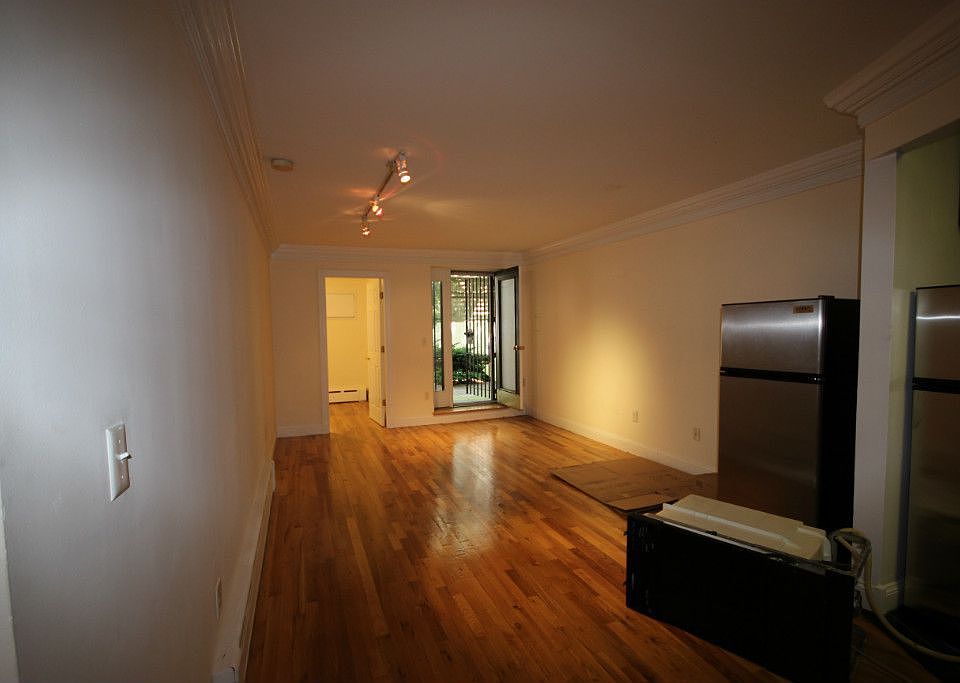 1st image of 525 W 49th St APT 1E