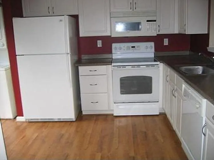 3 bed, 2.5 bath, 1200 sqft, $3,000 — Photo 2
