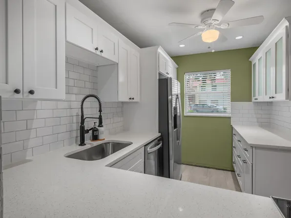 213 Lake Frances Drive #213, West Palm Beach, FL 33411
