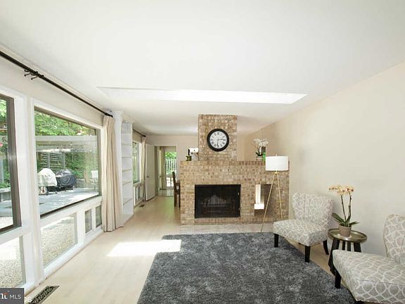 3rd image of 4165 Elizabeth Ln