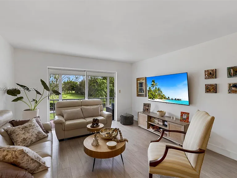 950 Hillcrest Dr #212 — Photo 5