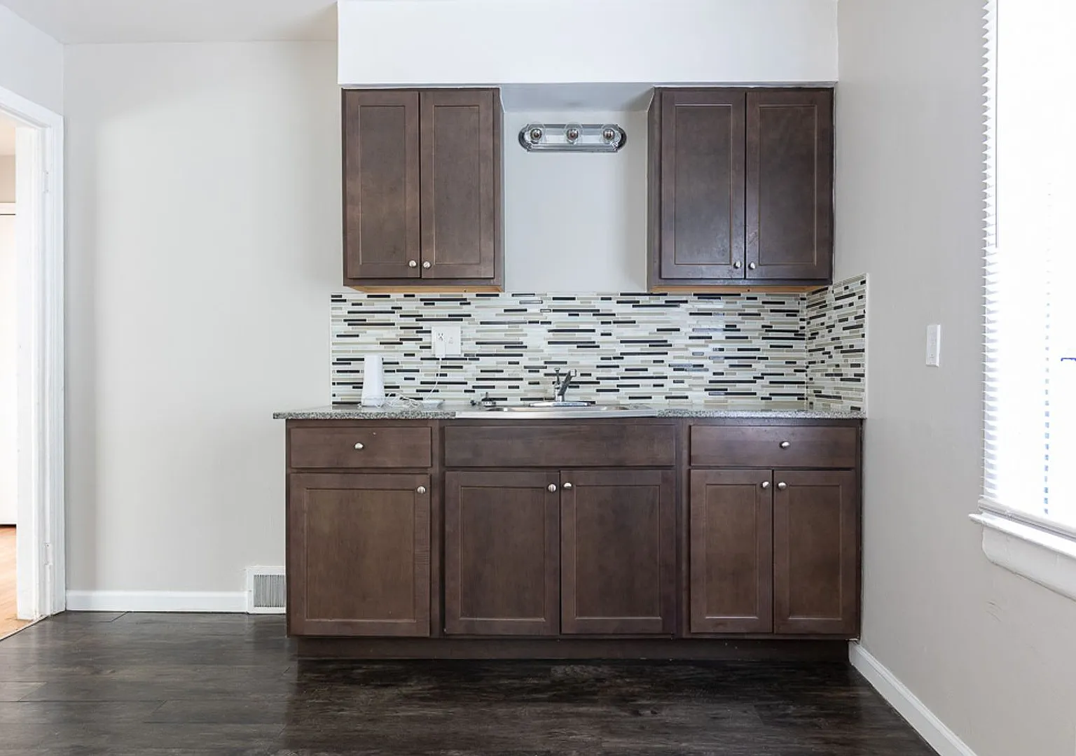 Open House- Tuesday, August 25th 6pm-630pm! Beautiful Brick Bungalow Only 1375/Mo! — Photo 4