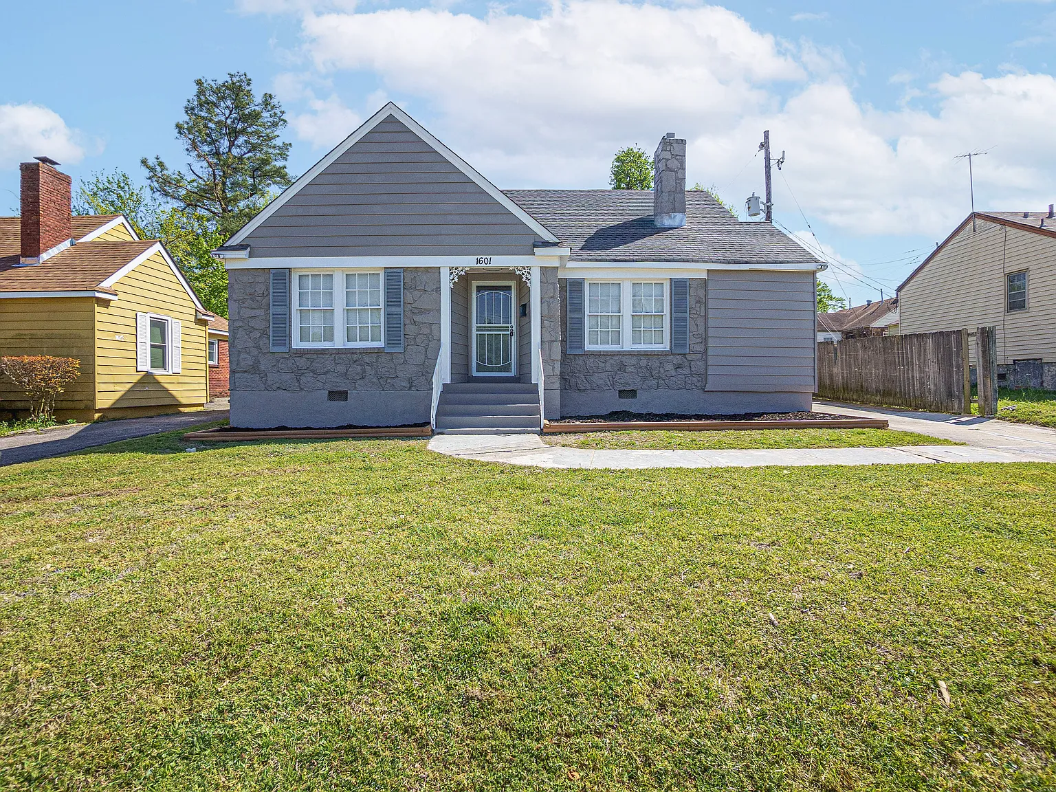 4 bed, 1.5 bath, 1400 sqft, $1,598 — Photo 1
