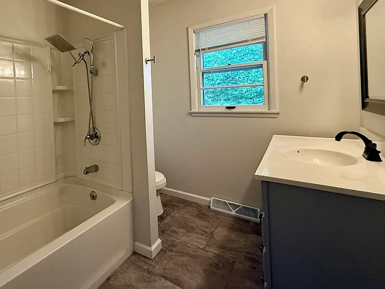 1005 Osborne St — Photo 8