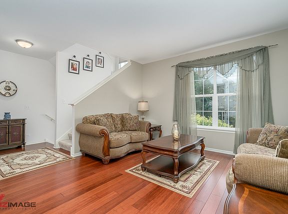 4th image of 826 Summit Creek Dr