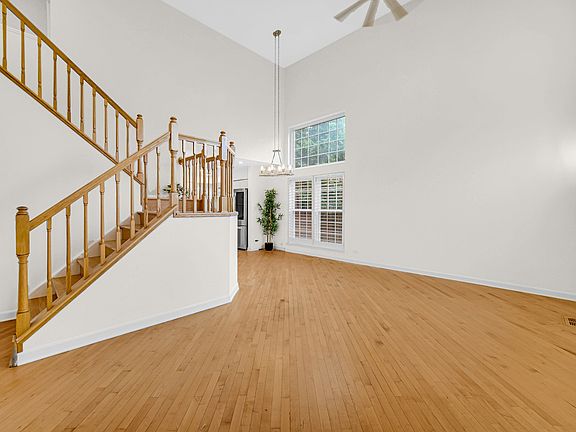 2nd image of 589 Marseilles Cir