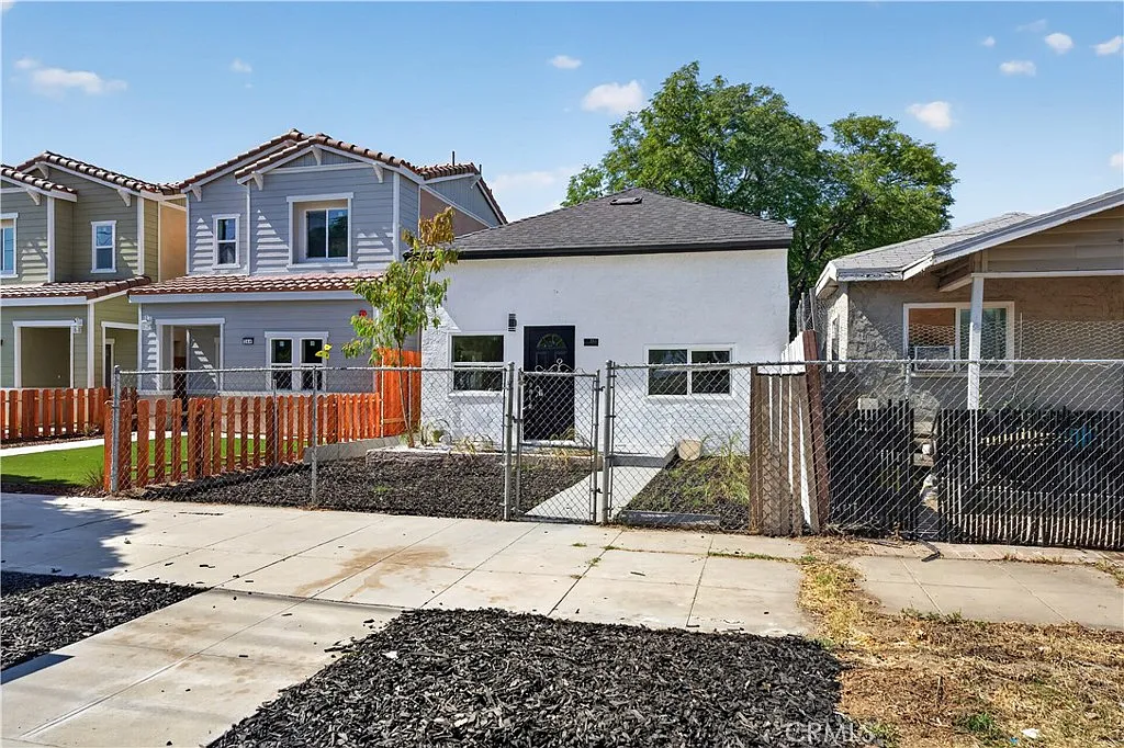 3 bed, 1026 sqft, $2,999 — Photo 3