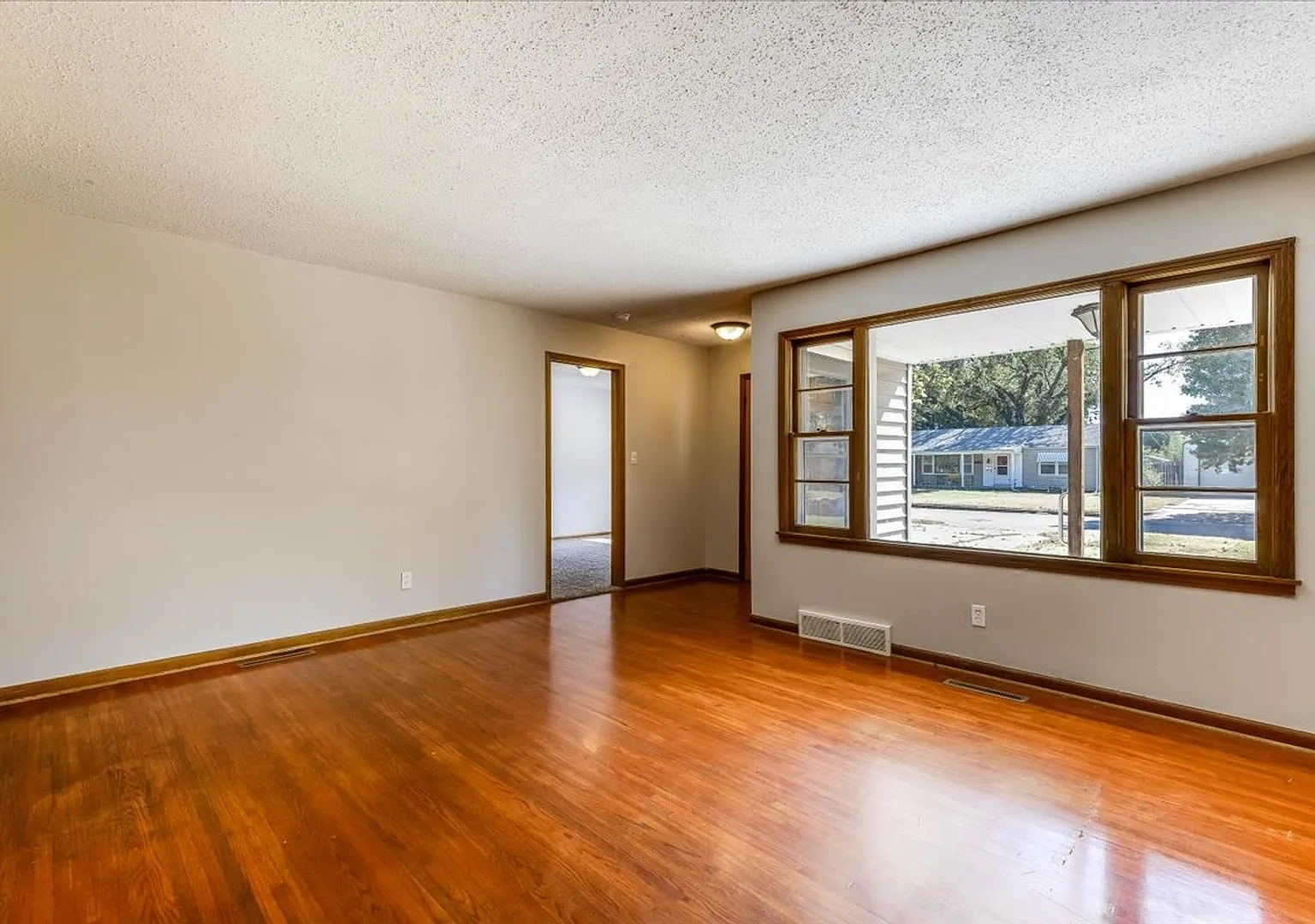 Spacious 4-Bedroom House Near 31st & Seneca! — Photo 4