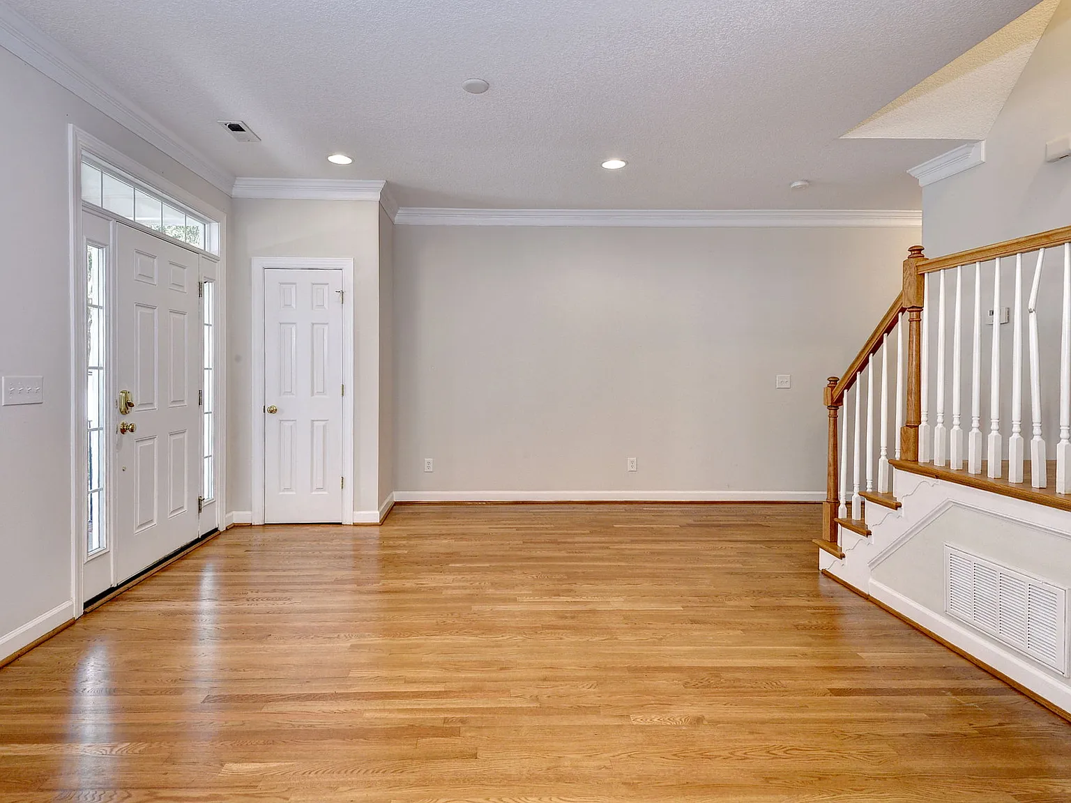 3 bed, 2562 sqft, $3,045 — Photo 2