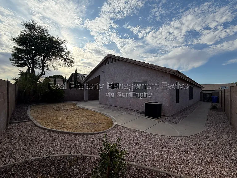 15847 W Saguaro Ln — Photo 25