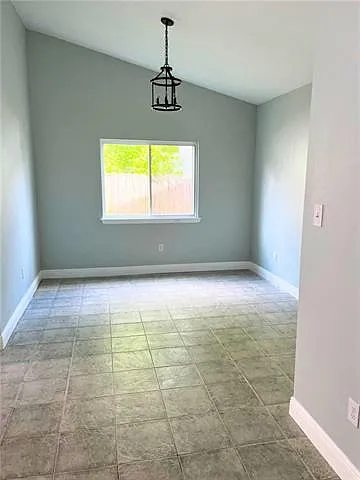 1028 Kingsway Dr W — Photo 13